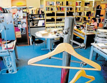 Cada vez se pasa menos tiempo en la oficina de trabajo al trabajarse más por incentivos y no por acumulación de horas de presencia física del trabajador en la oficina. Se trabaja desde casa mediante el llamado teletrabajo