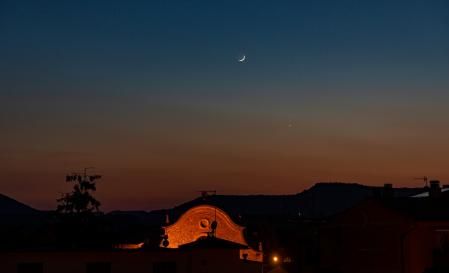 La conjunción de la Luna y Venus junto a la iglesia del Remei.