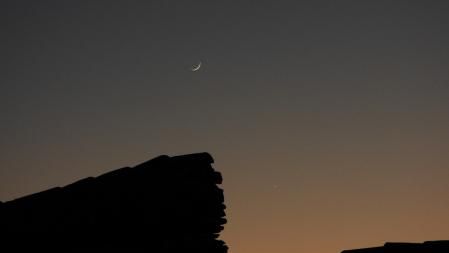Conjunción de la Luna y Venus, vista desde el pueblo leridano de Altet.