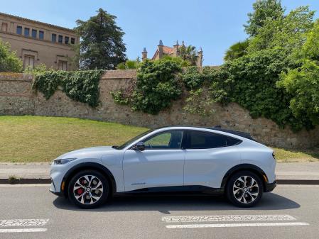 El Mach-E mide 4,71 metros de largo y tiene una distancia entre ejes que roza los tres metros&nbsp;