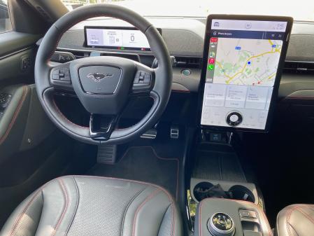 En el interior destaca la presencia de dos pantallas: una central de 15,5 pulgadas y otra frente al volante de 10,2&nbsp;