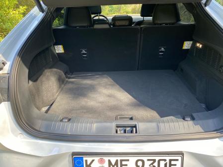 El maletero trasero tiene una capacidad de 402 litros, mientras que debajo del capó existe otro con 80 litros adicionales&nbsp;