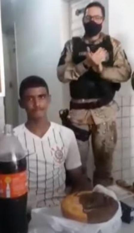 Paulo 'disfrutó' de una tarta y refrescos