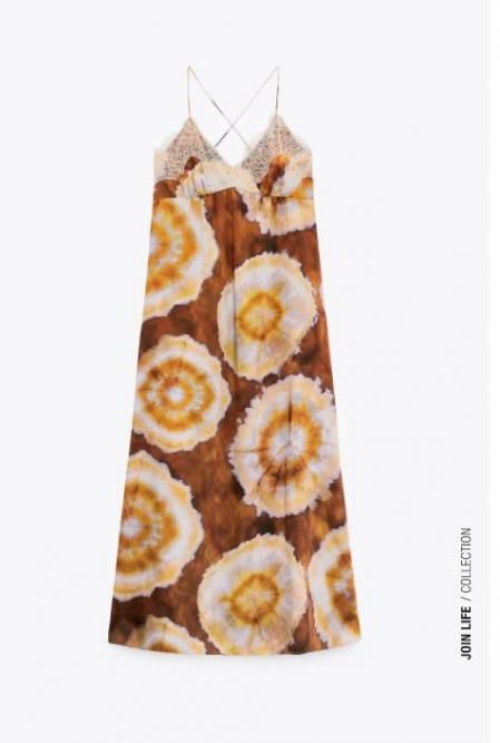 Los tejidos sedosos son muy versátiles. Este vestido funciona tanto en formato formal como informal (