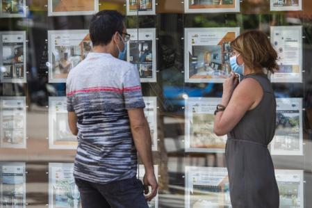 Una pareja consulta pisos en una inmobiliaria