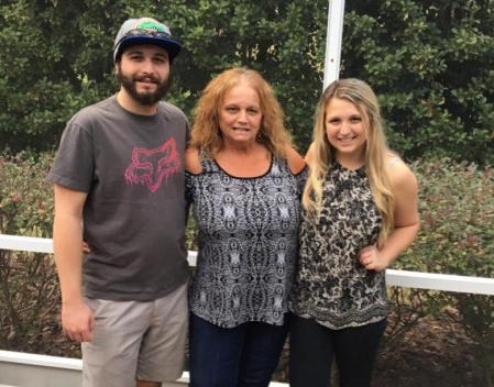 Mylaen, con sus dos hijos.