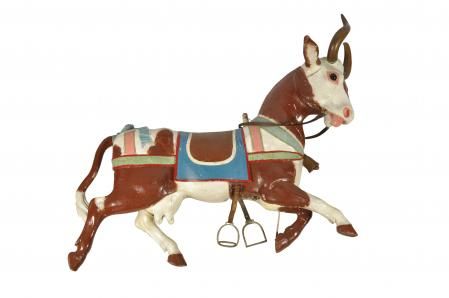 Vaca de Gustave Bayol, esculpida en madera en torno al 1900 y ligada en la exposición del Mucem a la figura de Caterpillar Chains