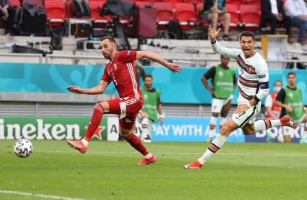 Cristiano Ronaldo protesta por una acción de Hungría, este martes en Budapest