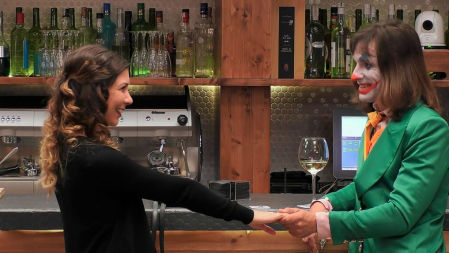 Krisztina y Daniel, disfrazado de El Joker, en 'First Dates'