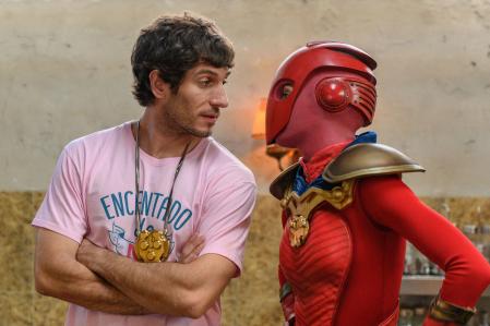 La nueva entrega de ‘El vecino’ promete nuevas emociones con las facultades un tanto patosas del superhéroe Titán