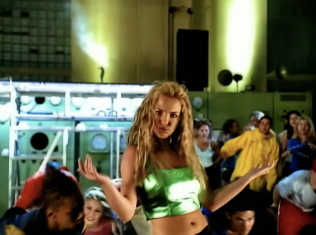 Britney Spears en el videoclip de '(You Drive Me) Crazy'