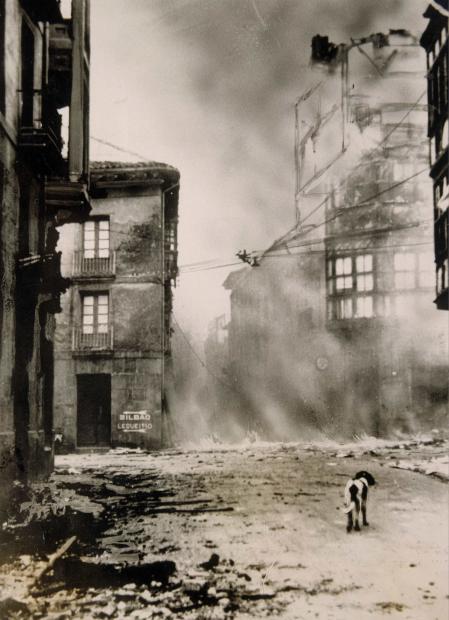 Una imagen de Gernika tras el bombardeo de la Legión Cóndor alemana, en 1937