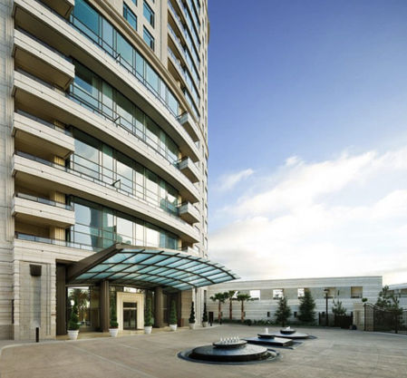 Vista externa de la torre de lujo The Century.