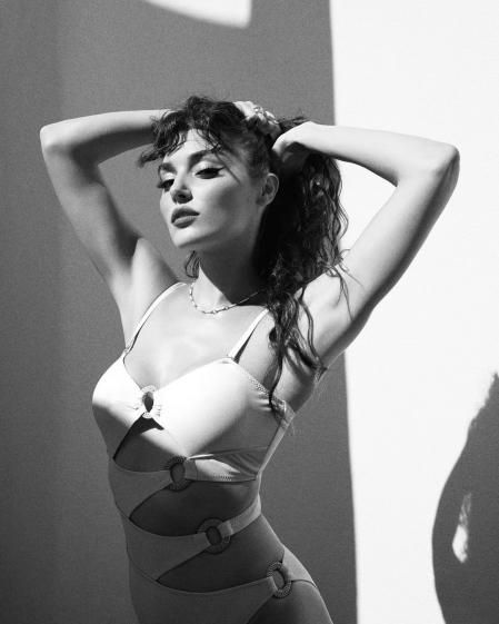 Hande Erçel, Eda en 'Love is in the Air', se ha atrevido con el flequillo cortina