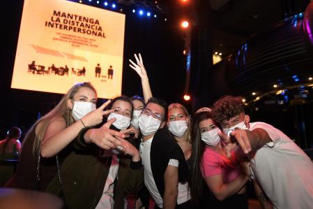 Jóvenes en la Sala Pelícano durante la realización de una prueba piloto de la reapertura del ocio nocturno, a 12 de junio de 2021, en A Coruña, Galicia, (España). Con esta prueba, que se realizará en discotecas de diversas localidades de la región, tiene como objeto que demuestren que se puede desarrollar su actividad con todas las garantías sanitarias para la seguridad de trabajadores y clientes. El plan de la Xunta de Galicia es que, el próximo 1 de julio, puedan retomar la actividad todos los negocios de ocio nocturno de la comunidad autónoma.
12 JUNIO 2021
M. Dylan / Europa Press
12/06/2021