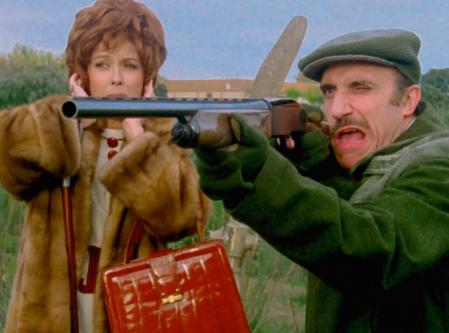 Mónica Randall y José Sazatornil en una escena de 'La escopeta nacional'. 