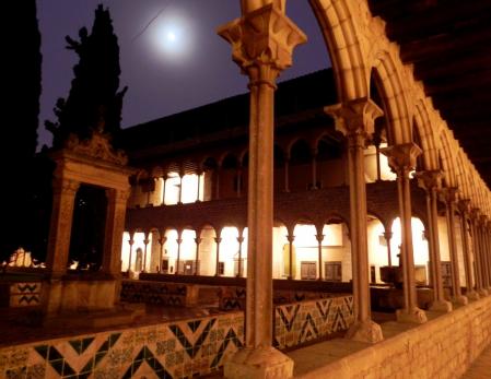 La luna y el claustro del monasterio de Pedralbes.