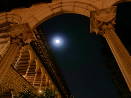 La luna y el claustro del monasterio de Pedralbes.