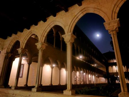 La luna y el claustro del monasterio de Pedralbes.