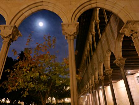 La luna y el claustro del monasterio de Pedralbes.
