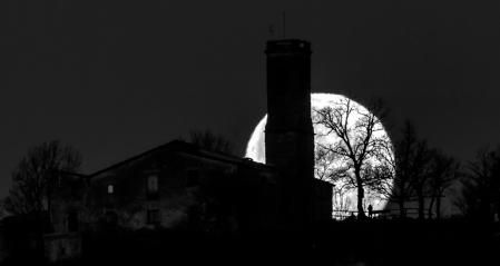 La luna se pone detrás de la ermita de Sant Sebastià.