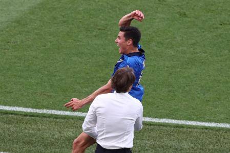 Pessina celebra el 1-0 delante de Roberto Mancini