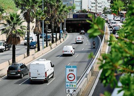 Entidades ecologistas y de promoción del transporte público de Barcelona reclaman al ayuntamiento de la ciudad que establezca un peaje para circular porr las ZBE 