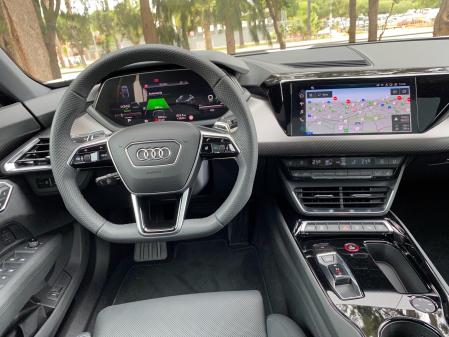 El interior está muy cuidado, con materiales de mucha calidad. El volante incorpora dos levas para variar el nivel de regeneración de energía&nbsp;