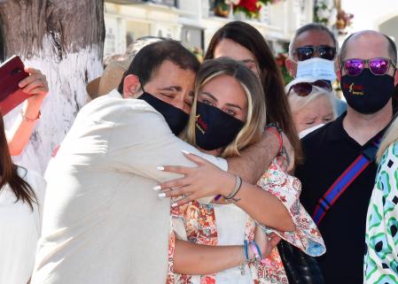 David Flores con su hermana, Rocío, durante el homenaje a Rocío Jurado en Chipiona con motivo del 15º aniversario de su muerte.