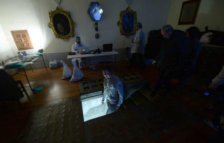 Especialistas de la investigación sobre los restos de Cervantes acceden a la cripta bajo la iglesia del convento de las Trinitarias en Madrid, 2015.