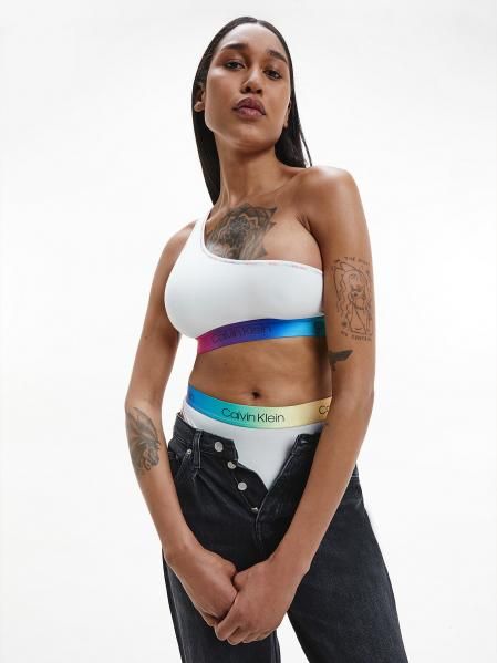 “Orgullo en mis Calvins” – Una campaña donde los protagonistas cuentan cómo descubrieron su orientación sexual