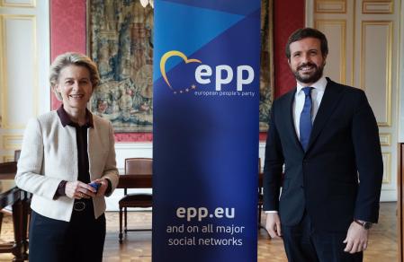 El presidente del PP, Pablo Casado, se reunió hoy en Bruselas con la presidencta de la Comisión Europea, ursula Von der Layen