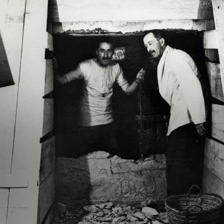 El arqueólogo Howard Carter y Lord Carnarvon, que financió la excavación, posan en el agujero que daba acceso a la tumba de Tutankamón. Foto de 192