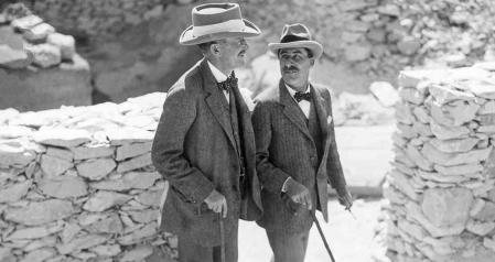 Lord Carnarvon (izquierda ) junto a Howard Carter en el Valle de los Reyes, Luxor, Egipto en noviembre de 1822