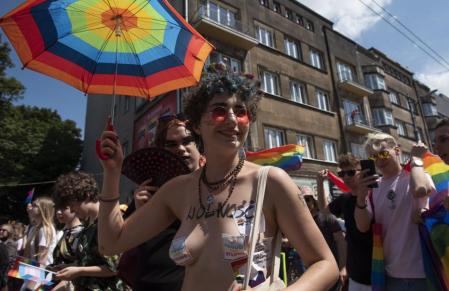 Una mujer sombrilla en mano durante el orgullo gay en Lodz (Polonia)
