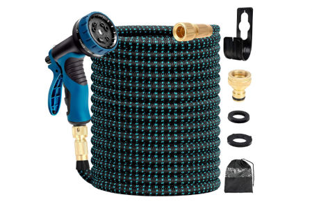 Manguera con rociador.