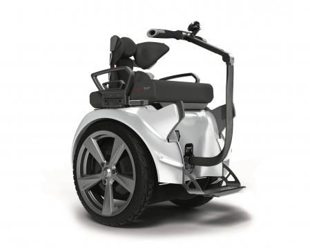 Carece de palancas, mandos, acelerador o freno: un sencillo manillar permite girar la Genny sin que sea necesario el uso constante de las manos&nbsp;