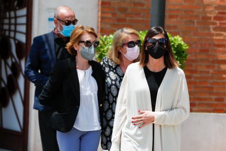 Los hermanos de Mila arropan a Alba, el día del funeral de Mila.