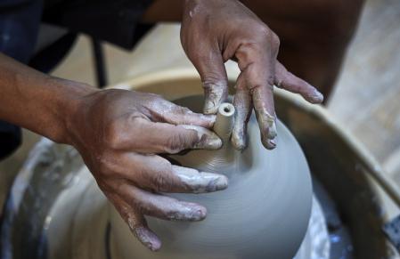 Tortus compara la cerámica con el surf, los dedos tienen que navegar la superficie de la arcilla que gira sin parar