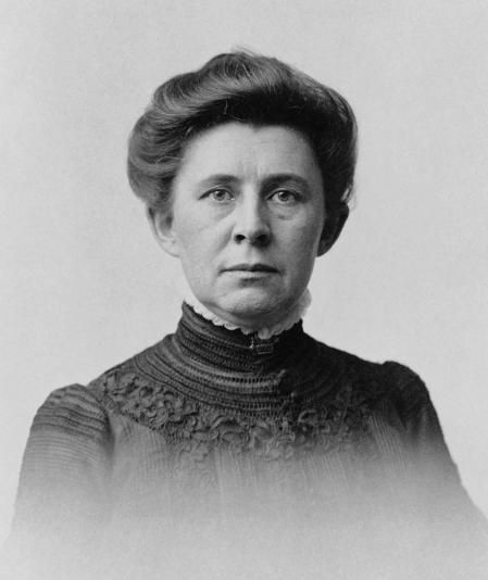 La periodista Ida Tarbell, conocida especialmente por su investigación sobre John D. Rockefeller y la Standard Oil Company.