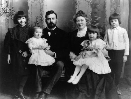 Fotografía de familia de Hemingway en 1905. El futuro escritor, a la derecha.