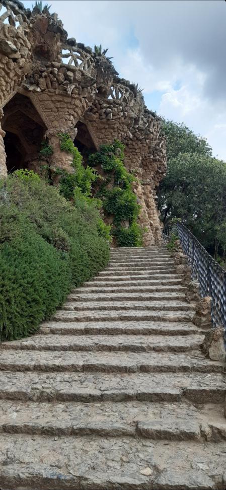 Escaleras de acceso a las columnas inclinadas.