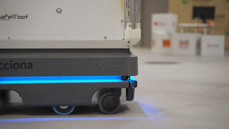 El robot utiliza luz ultravioleta concentrada para desinfectar