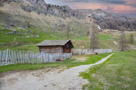 cabaña de montaña en Val Fex, Engadin, Suiza, donde Althamer expondra la primera instalación de la Fundación Beatrice Trussardi