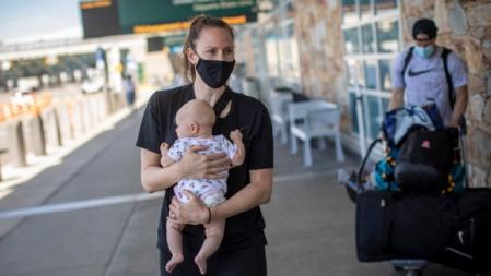 La jugadora de baloncesto canadiense Kim Gaucher, junto a su hija Sophie