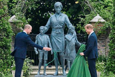 Britain's Prince William, left and Prince Harry unveil a statue they commissioned of their mother Princess Diana, on what woud have been her 60th birthday, in the Sunken Garden at Kensington Palace, London, Thursday July 1, 2021. (Dominic Lipinski /Pool Photo via AP)