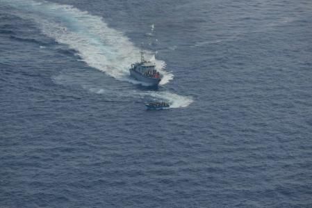 La Guardia Costera de Libia se aproxima a la barca con migrantes