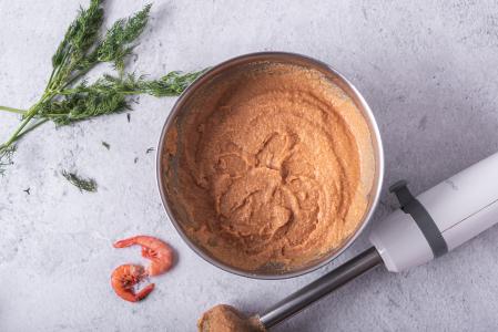 Elaboración del pastel de gambas y atún