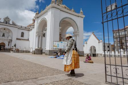 Una mujer frente a la basílica Nuestra Señora de Copacabana, en Bolivia