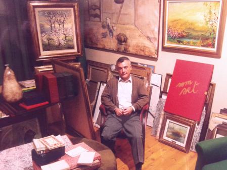 Jordi Costa en su despacho de Taller de Picasso rodeado de obras